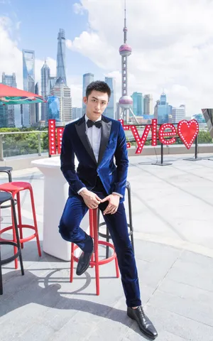 黄景瑜帅气西服套装帅气活动照图片