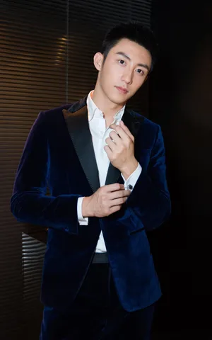 黄景瑜帅气西服套装帅气活动照图片_4