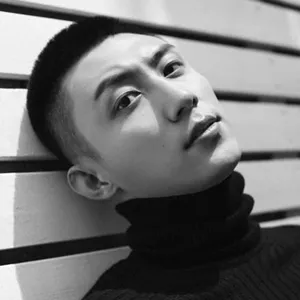 黄景瑜黑白色调杂志写真图片