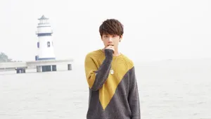 周澄奥海边温暖帅气图片