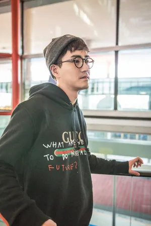杨玏休闲帅气机场街拍图片