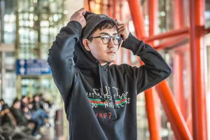 杨玏休闲帅气机场街拍图片_8