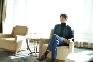 彭冠英蓝色西装帅气有型活动照高清图片_4