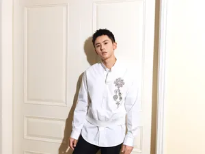 张哲瀚白衬衫清爽帅气写真图片_5