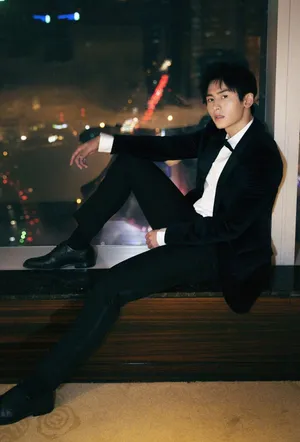 张哲瀚复古风丝绒西装活动照图片_4