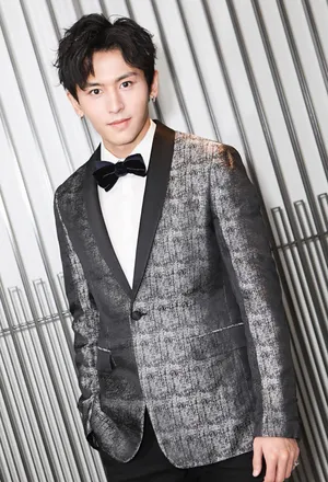张哲瀚儒雅型男活动照图片_3