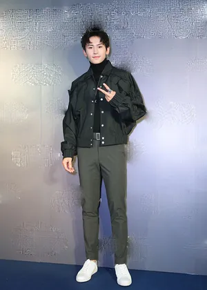 张哲瀚黑色系服装帅气活动照图片_1
