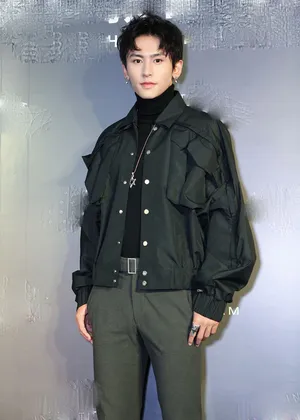 张哲瀚黑色系服装帅气活动照图片
