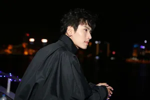 张哲瀚黑色系服装帅气活动照图片_4