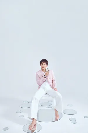 张哲瀚酷帅时尚杂志写真高清图片_2