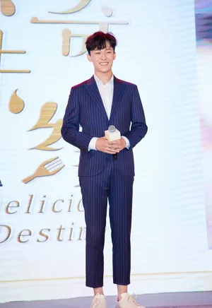 张雨剑黑色西服帅气图片_2