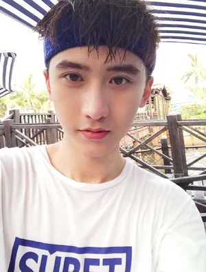何东东高清帅气旅拍图片_8