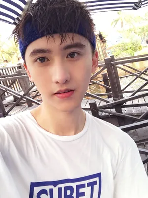 何东东高清帅气旅拍图片_9