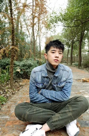 梁靖康帅气生活照图片_1