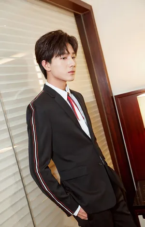 李宏毅帅气活动照图片