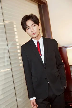 李宏毅帅气活动照图片