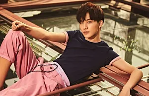 李宏毅休闲运动风时尚写真图片