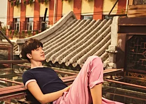 李宏毅休闲运动风时尚写真图片