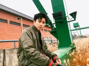 张植绿休闲夹克帅气街拍图片_3