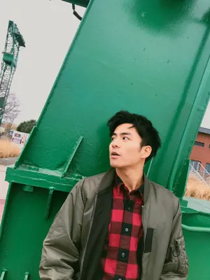 张植绿休闲夹克帅气街拍图片_4