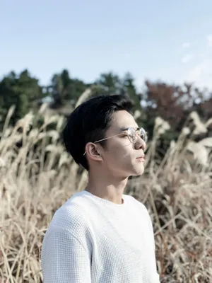 张植绿墨绿风衣帅气街拍图片_3