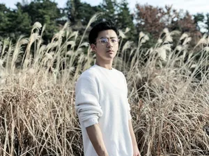 张植绿墨绿风衣帅气街拍图片_4