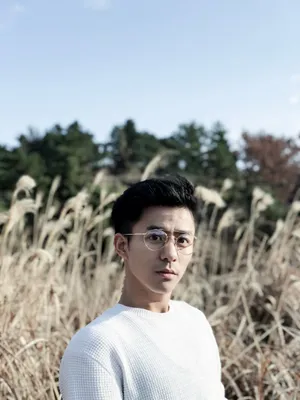 张植绿墨绿风衣帅气街拍图片_5