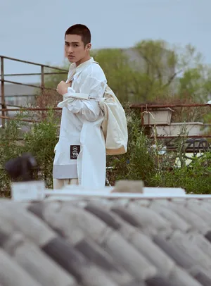 张赫休闲随性写真图片第1张