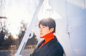 张赫帅气俊朗户外写真图片_8