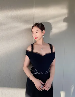 翁虹黑色吊带抚肩锁骨性感美照图片_3