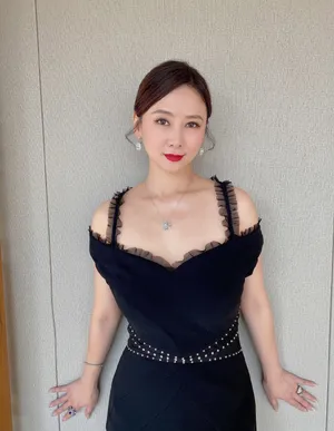 翁虹黑色吊带抚肩锁骨性感美照图片_4