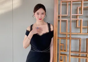 翁虹黑色吊带抚肩锁骨性感美照图片_5
