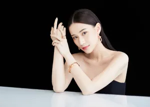 何超莲黑色抹胸长裙性感写真图片