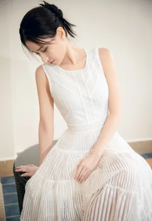 何超莲白裙性感养眼写真图片