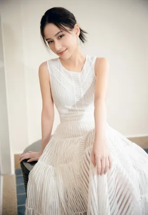 何超莲白裙性感养眼写真图片