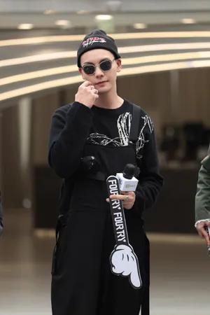 陈伟霆墨镜背带裤潮酷写真图片_1