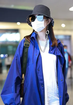 佘诗曼蓝色外套时髦美艳机场照图片_1