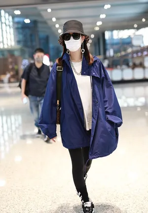 佘诗曼蓝色外套时髦美艳机场照图片