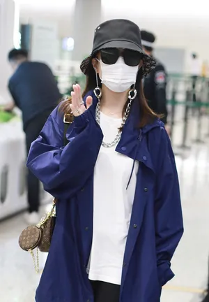 佘诗曼蓝色外套时髦美艳机场照图片_2