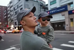 余文乐携儿子灰绿色亲子装帅照图片