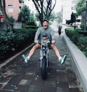 余文乐携儿子灰绿色亲子装帅照图片第1张