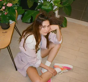 周秀娜少女系粉色西装长腿写真