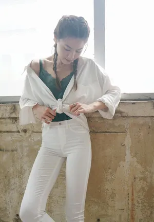 周秀娜白色套装知性性感图片第1张