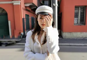 周秀娜白色西服个性街拍照图片