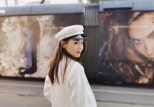 周秀娜白色西服个性街拍照图片_2