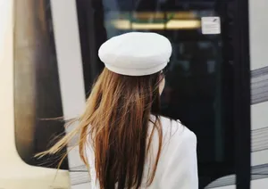 周秀娜白色西服个性街拍照图片_3