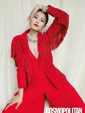 周秀娜深V吊带魅力性感写真