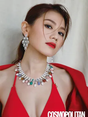 周秀娜深V吊带魅力性感写真_2