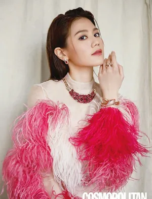 周秀娜深V吊带魅力性感写真_3