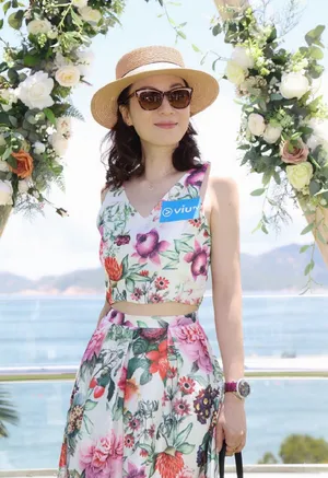 张可颐印花裙优雅写真图片第1张